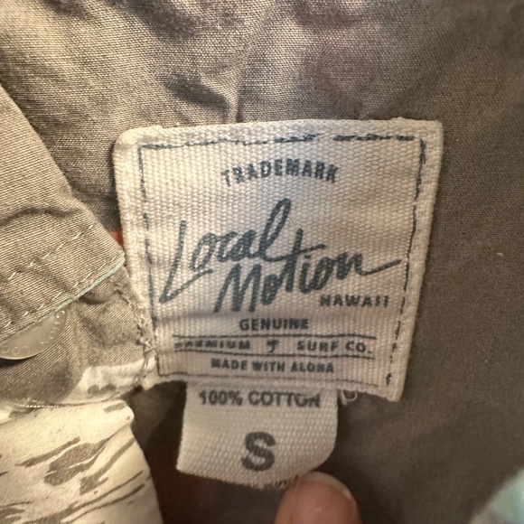 Local Motion Hawaiian Print Short-Sleeved Button Down - Picture 4 of 5